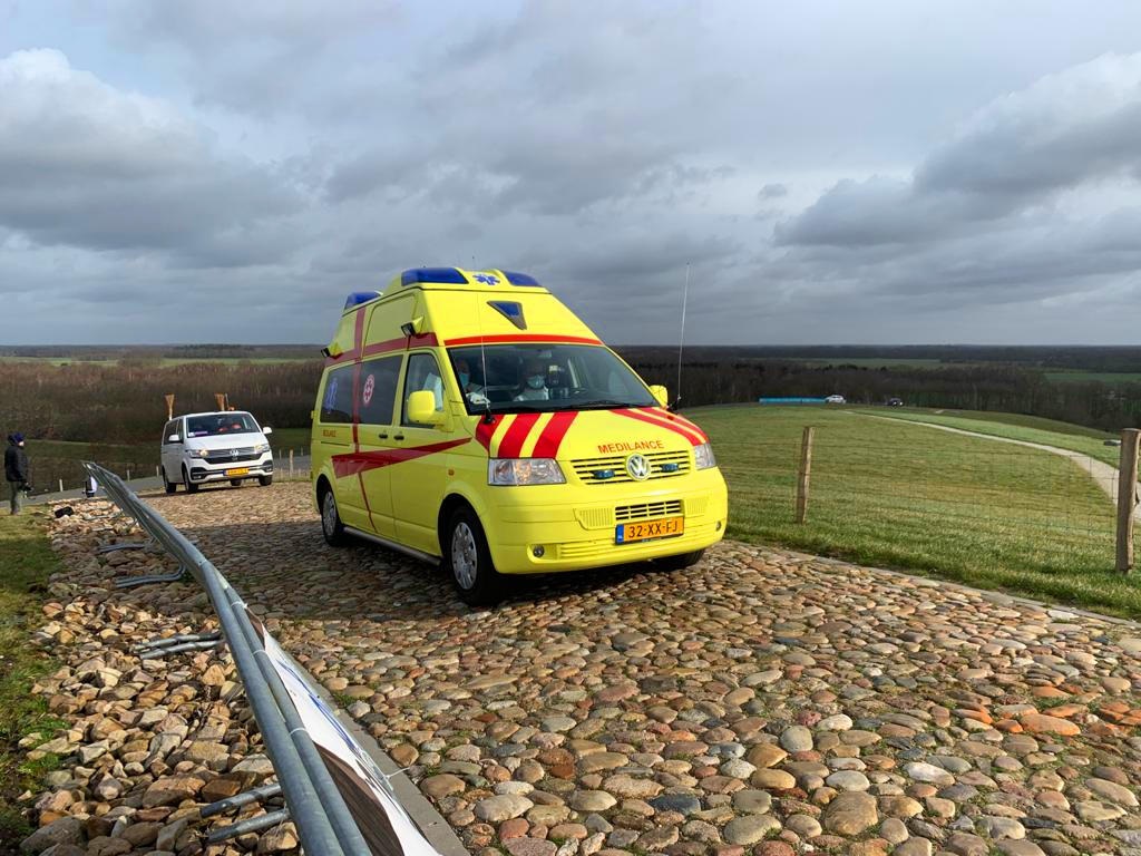 Volkswagen T5 medilance van TOP Medical Team op de dijk